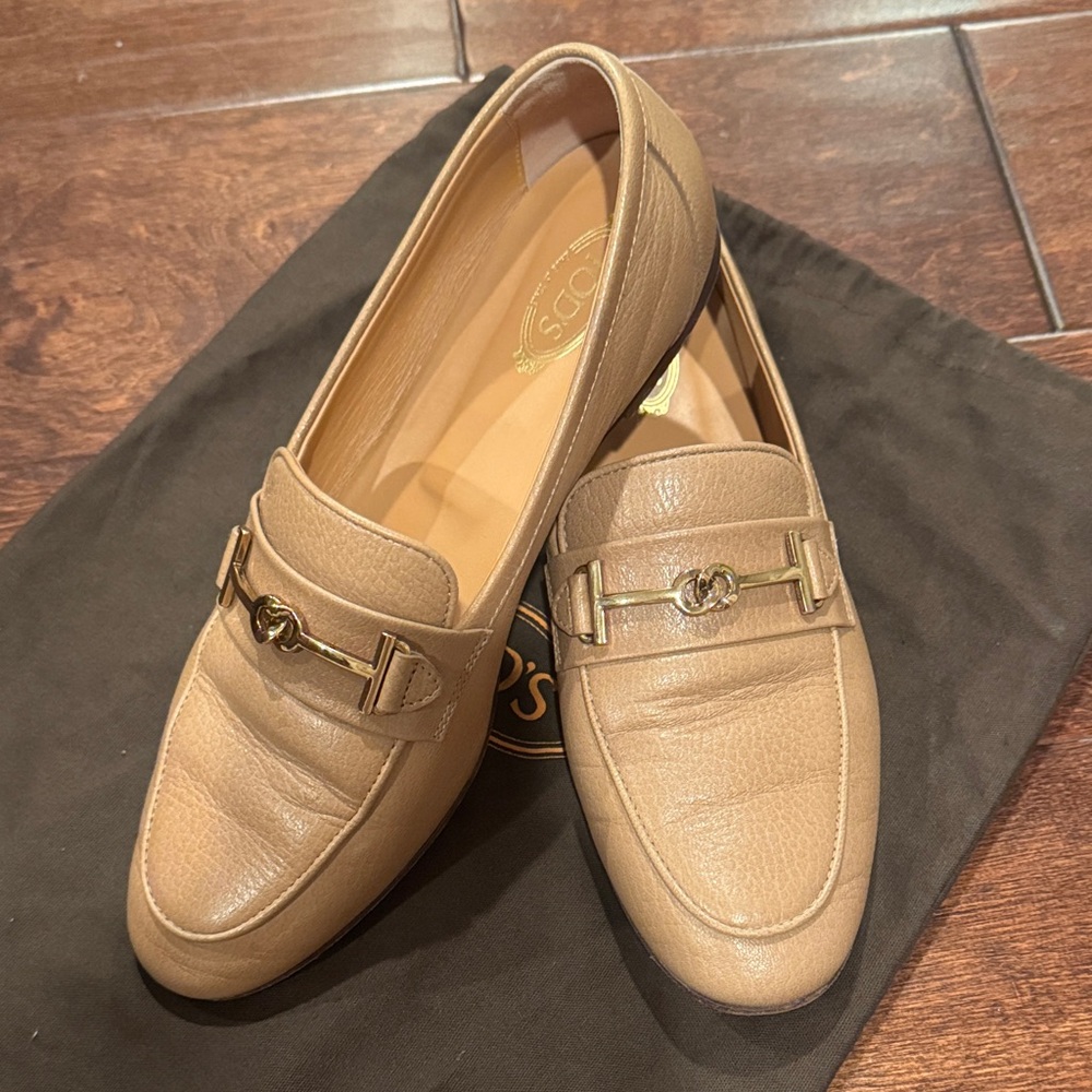 Tod's Tan Leather Loafers with Gold Accent